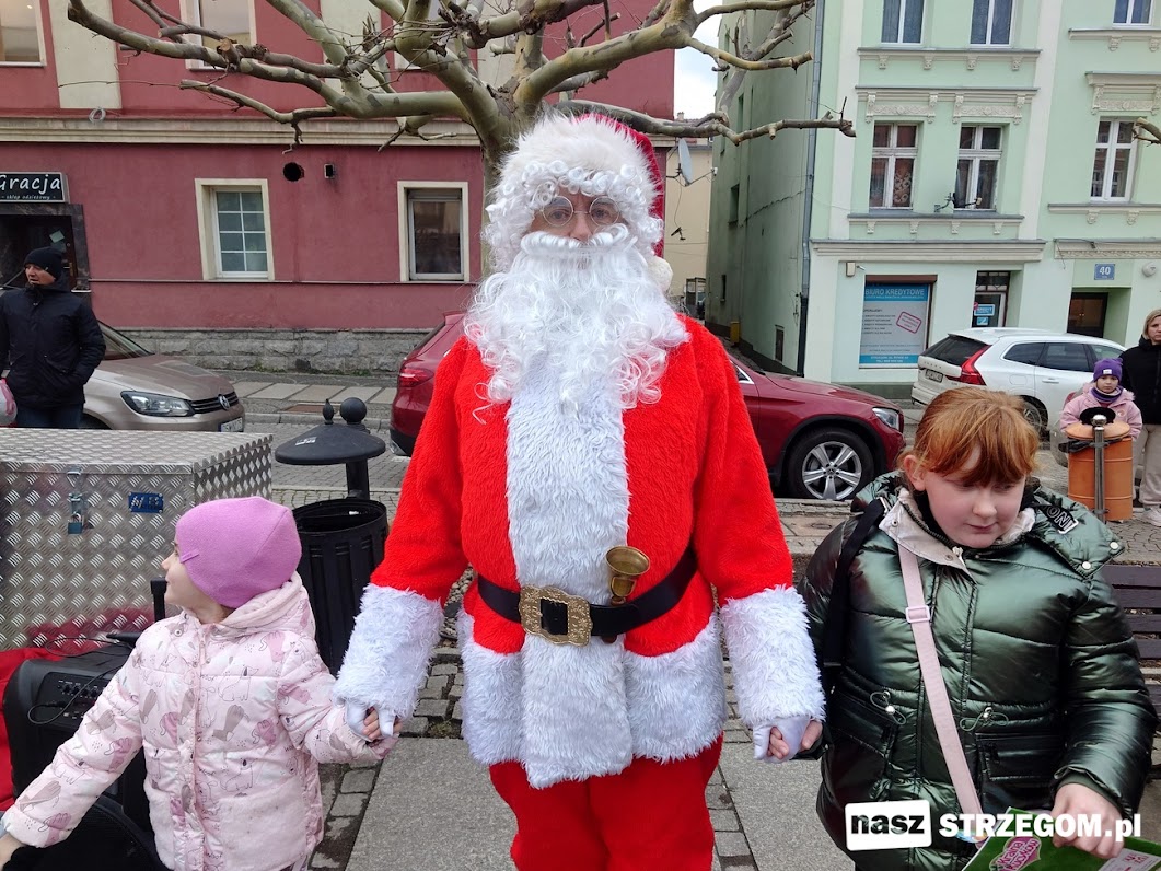 Święty Mikołaj z ekipą wyruszył z prezentami na ulice Strzegomia [FOTO]   