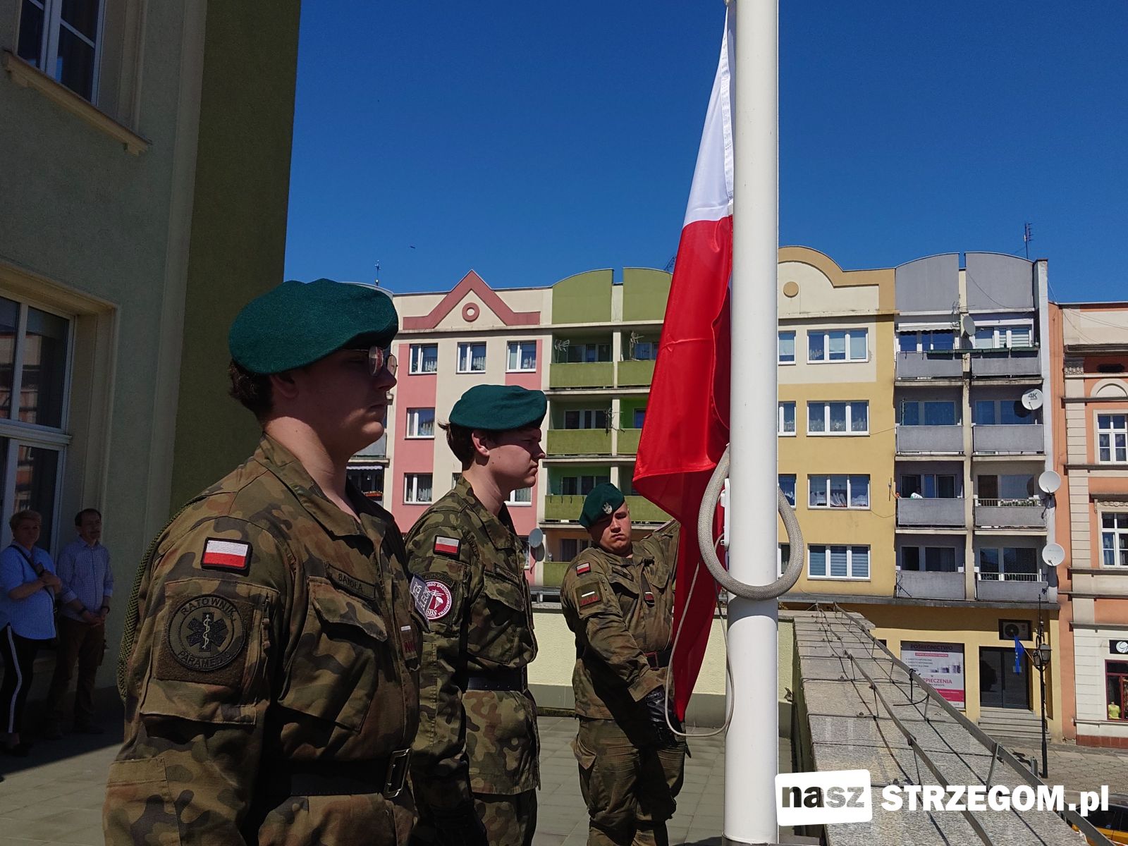 Biało-czerwona nad Strzegomiem. Mieszkańcy wspólnie oddali hołd symbolom narodowym [FOTO] 