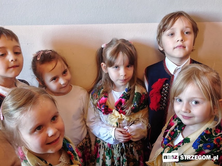 „Dla każdej babci wnuczek jest najpiękniejszy”. Wzruszające spotkanie przedszkolaków i seniorów w Strzegomiu [FOTO] 