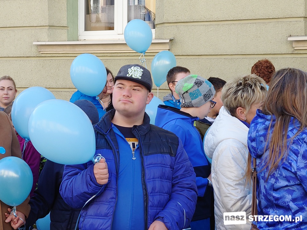 Niebieski marsz przeszedł ulicami Strzegomia [FOTO] 