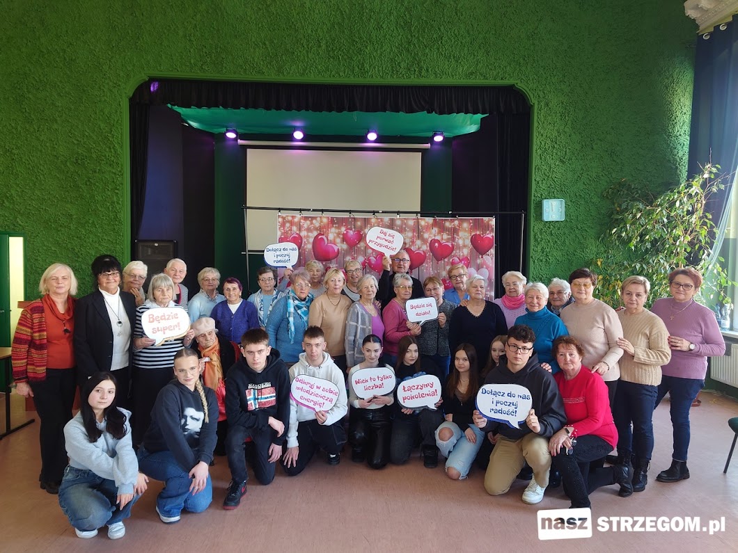 Uczniowie Zespołu Szkół w Strzegomiu zaprosili seniorów do wspólnego spędzania czasu [FOTO] 