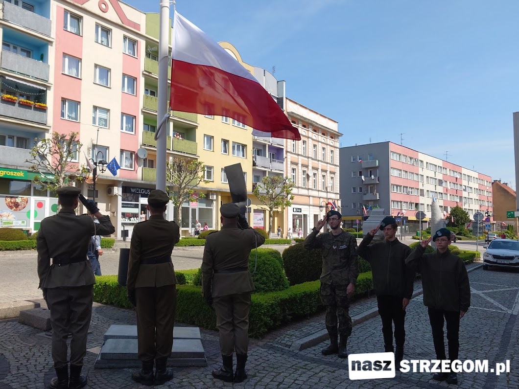 Strzegomianie oddali hołd barwom narodowym w Dzień Flagi [FOTO] 