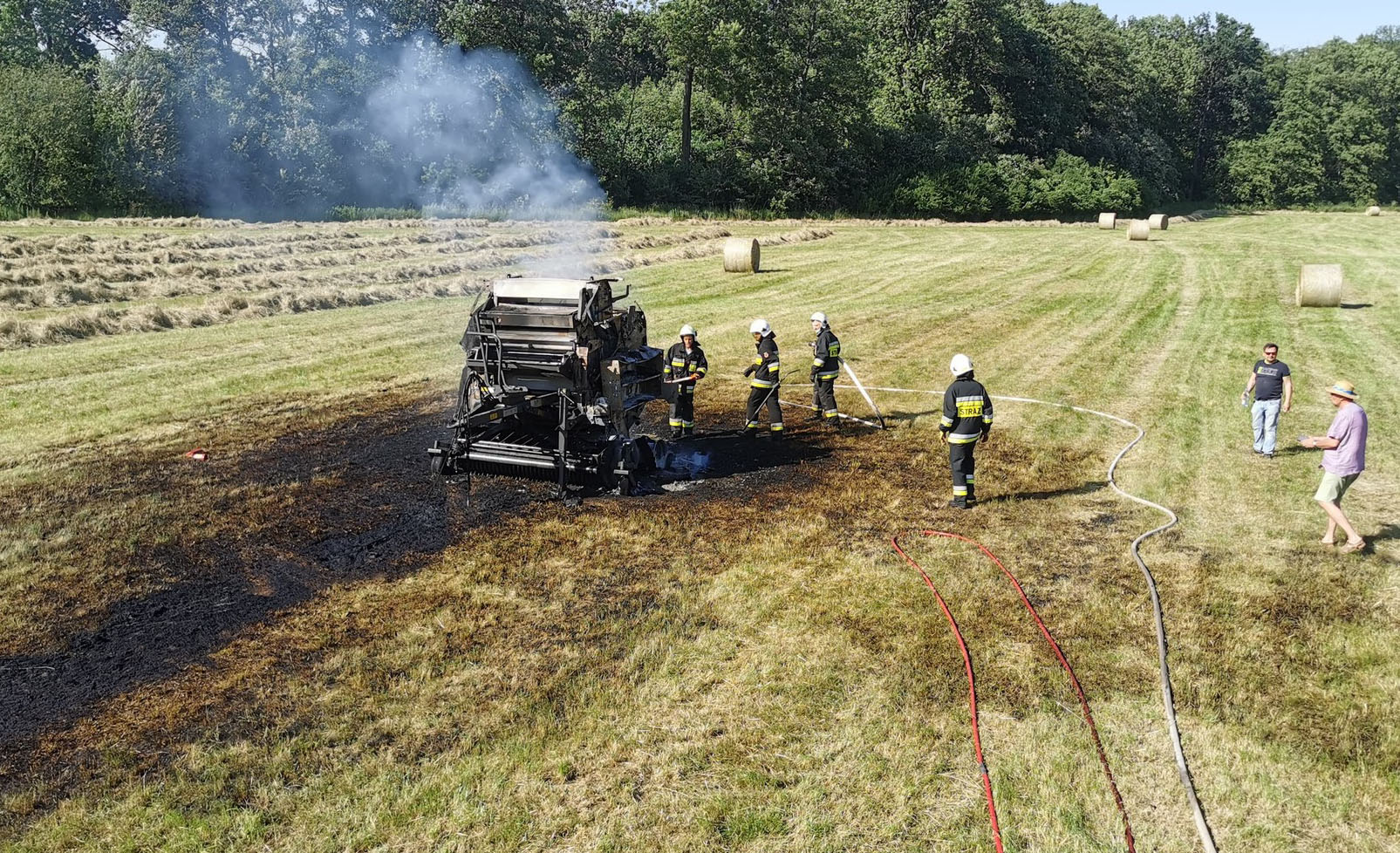 Pożar maszyny rolniczej w okolicach Skarżyc [FOTO] 