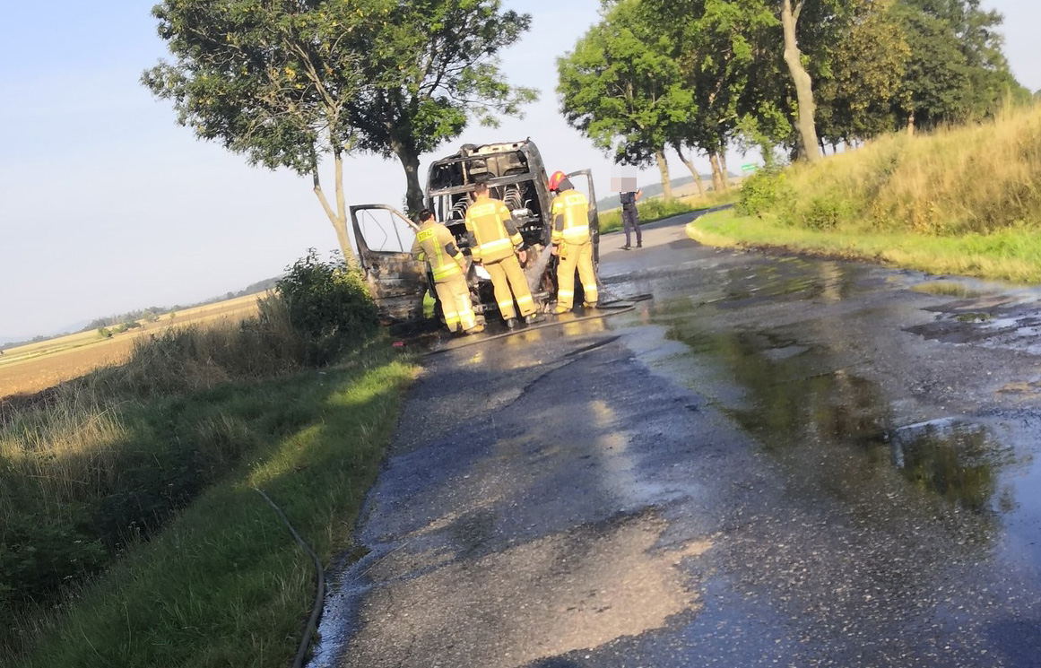 W okolicach Jaroszowa spłonął doszczętnie bus [FOTO] 
