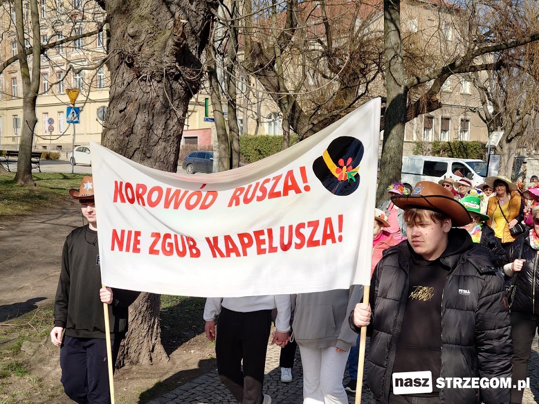 Pokolenia razem – seniorzy i młodzież w barwnym korowodzie kapeluszowym [FOTO] 