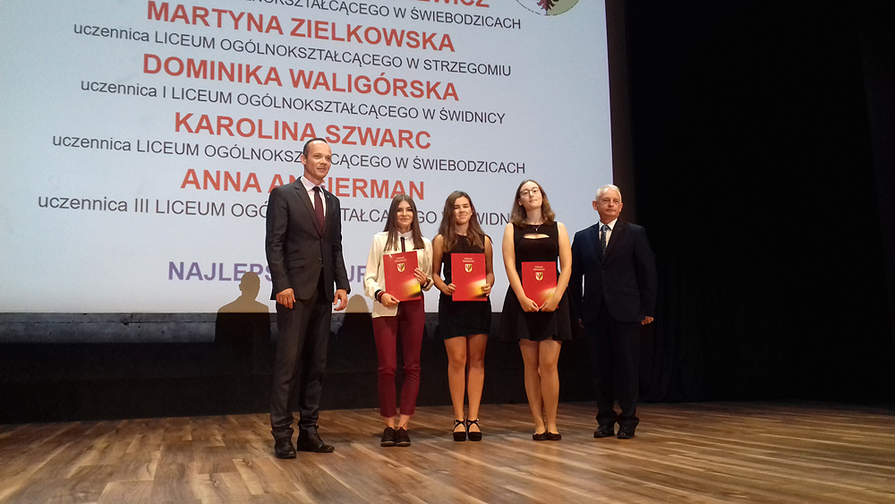 Najzdolniejsi uczniowie z nagrodami  