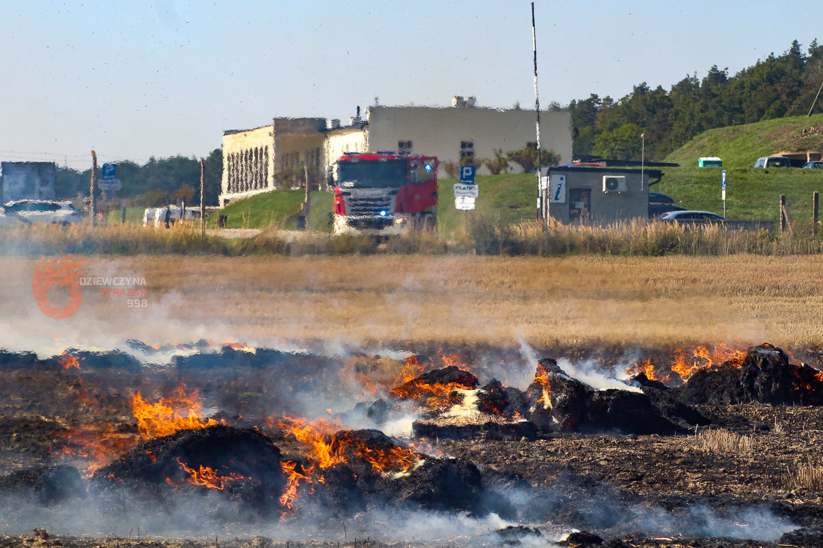 Pożar ściernika i balotów słomy w okolicy Muzeum Gross-Rosen w Rogoźnicy [FOTO] 