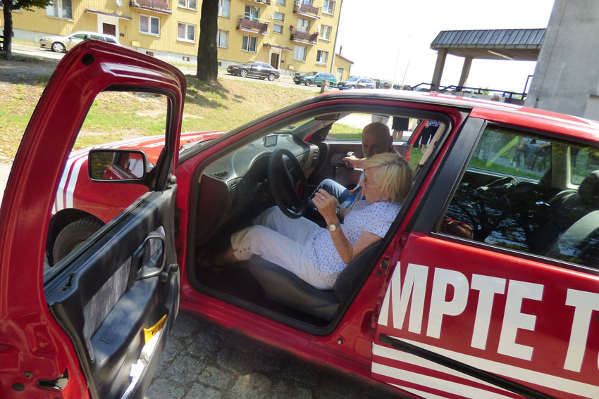 Seniorzy za kółkiem i z bronią w ręku  