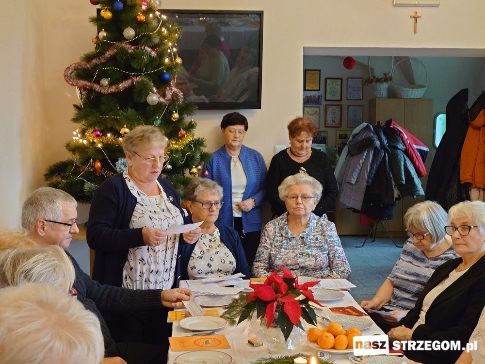 Bożonarodzeniowy opłatek u strzegomskich emerytów w Karmelu [FOTO] 