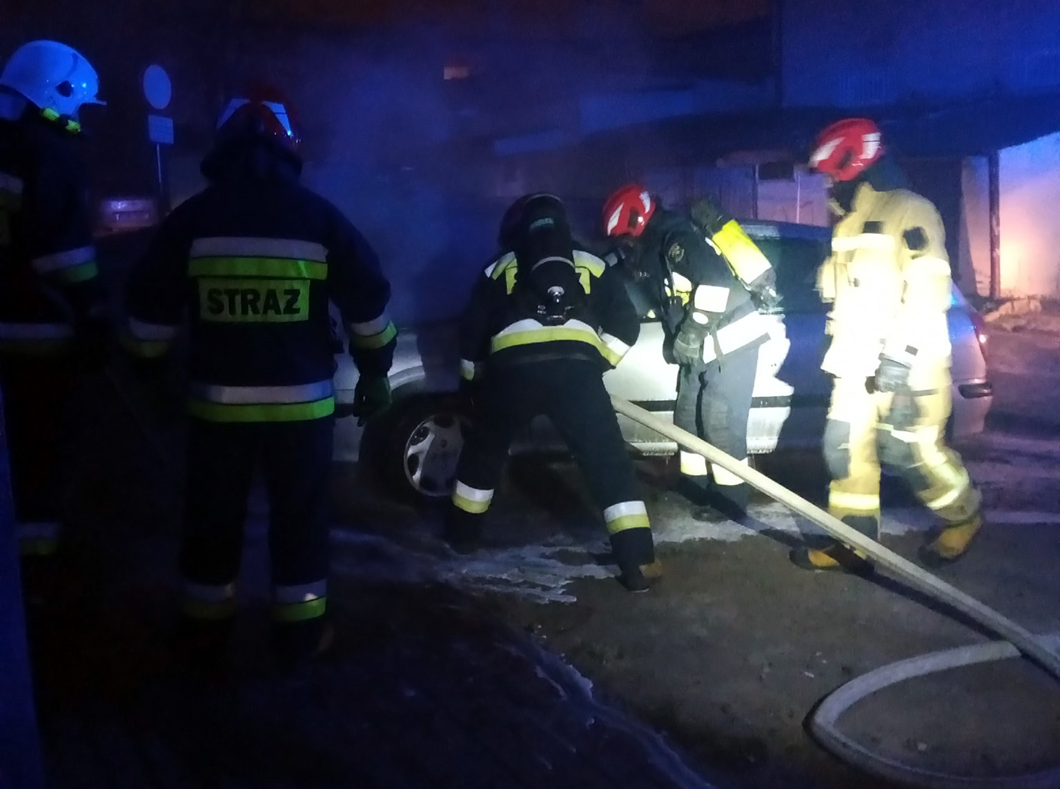 Płonął samochód przy Alei Wojska Polskiego [FOTO] 