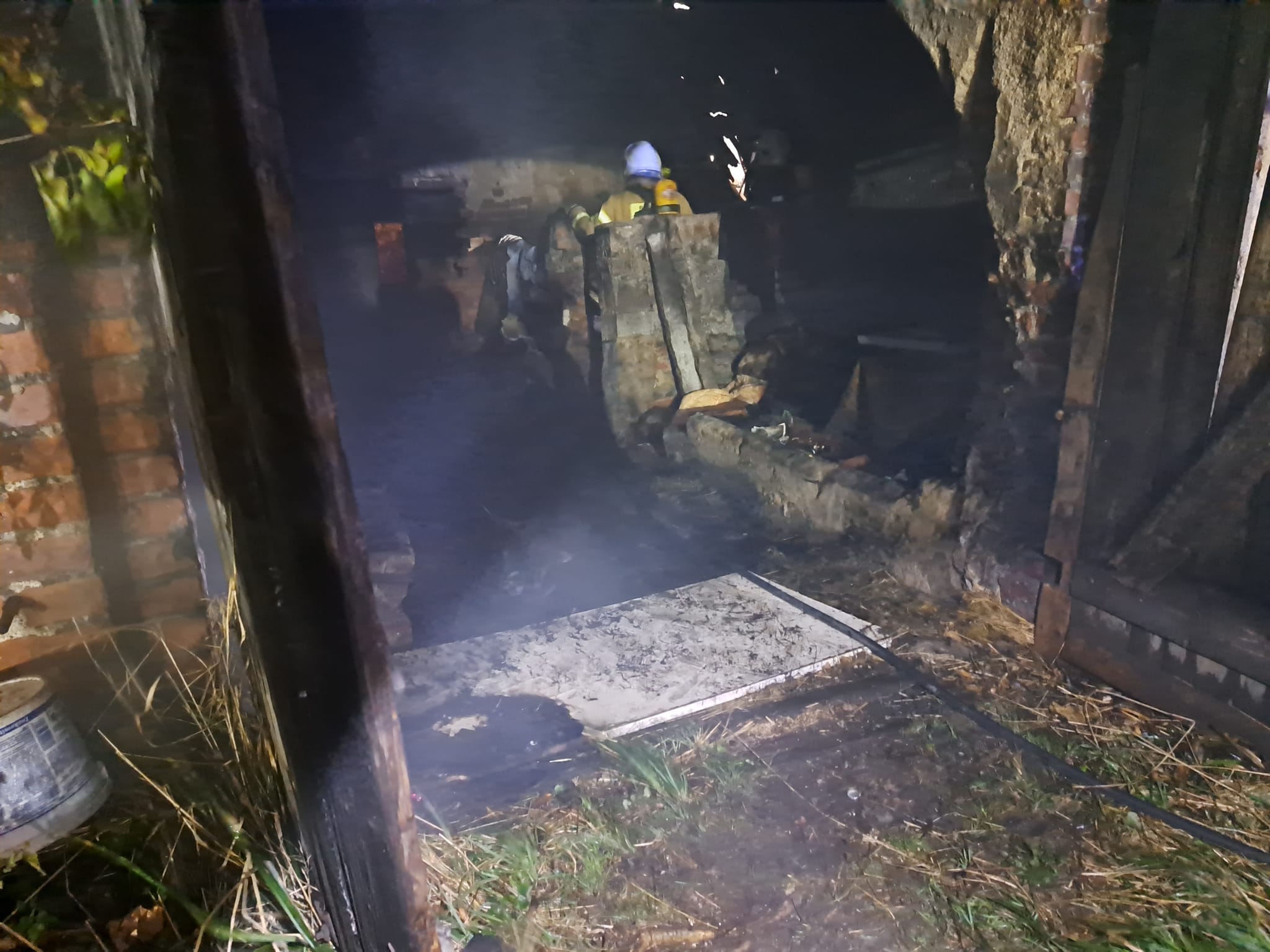 W Rusku paliło się  zamieszkiwane  pomieszczenie gospodarcze  