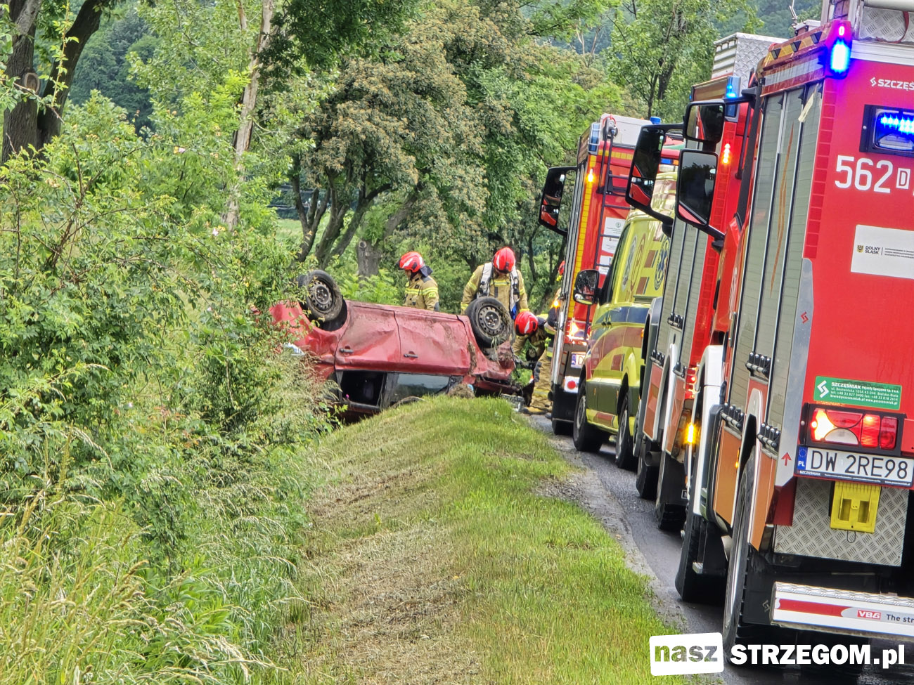 Dachowanie pod Strzegomiem. Kierowca uciekł z miejsca wypadku [FOTO] 