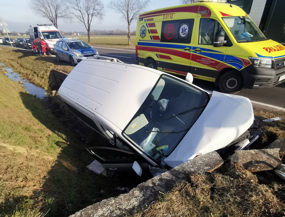 Wypadek drogowy w Granicy.  Samochód uderzył w betonowy przepust [FOTO] 