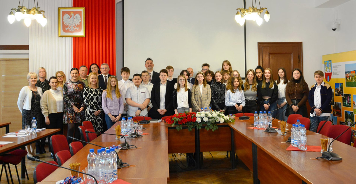Młodzież przejęła salę strzegomskich radnych [FOTO] 