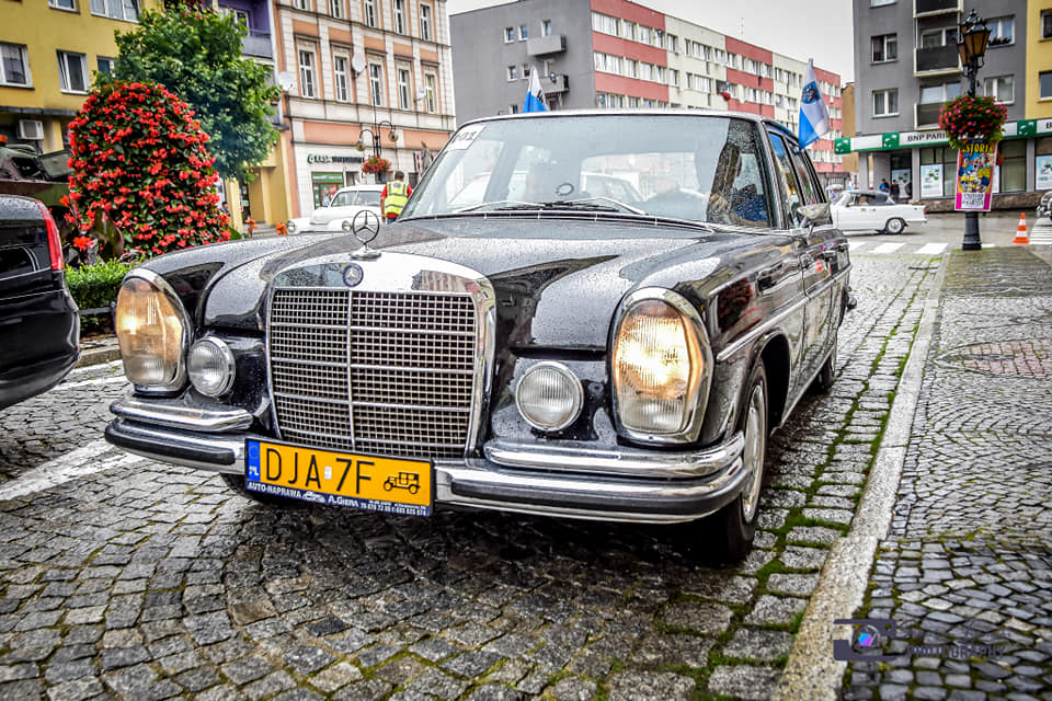 Zabytkowe auta opanowały Strzegom [FOTO] 