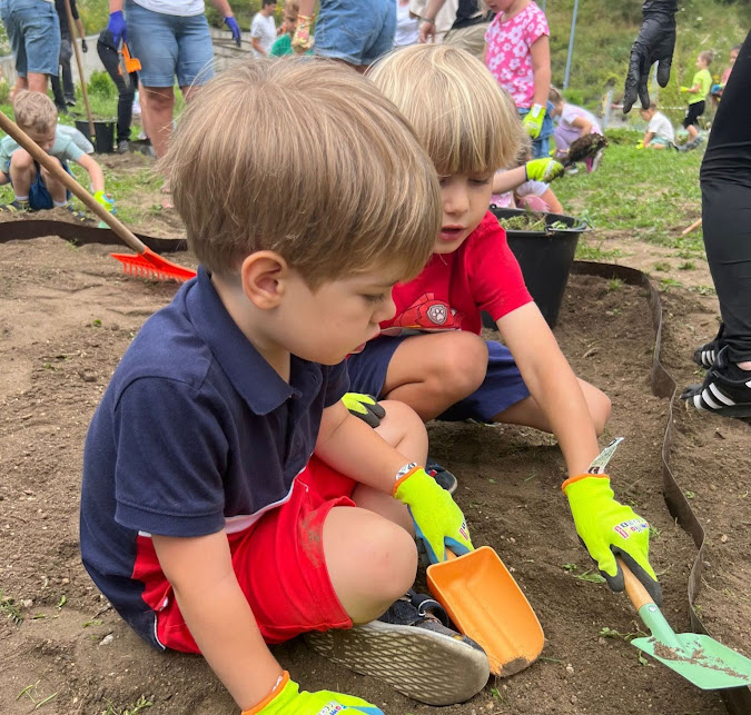 Dzieci z Przedszkola nr 1 w Strzegomiu stworzyły magiczny ogród w matematycznych kształtach [FOTO] 