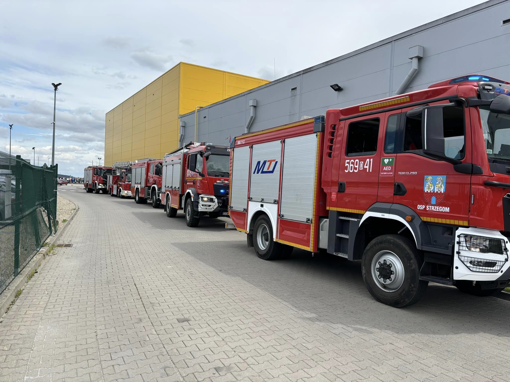 Zadymienie w rozdzielni elektrycznej powodem  interwencji strażaków w strzegomskiej fabryce [FOTO] 