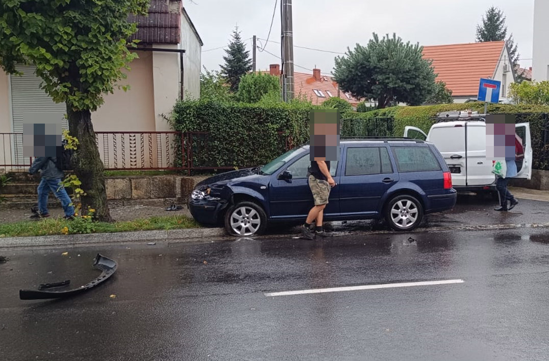 Nietrzeźwy kierujący doprowadził do kolizji drogowej u zbiegu ulic Armii Krajowej i Zielonej 