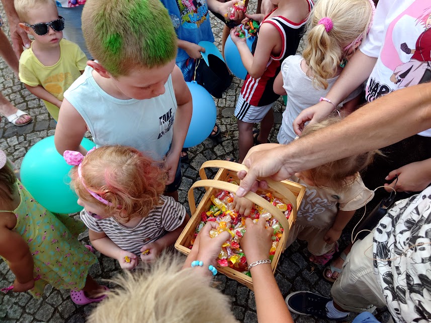 Pobawili się z Czarkiem i biblioteką na strzegomskich plantach 