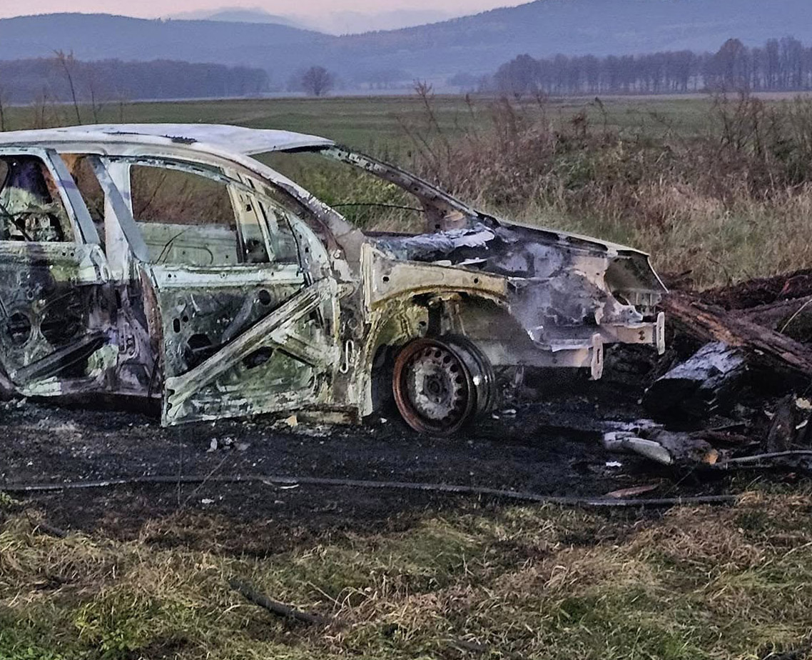 W Modlęcinie spłonął pojazd. Policja zabezpieczyła wrak do badań [FOTO] 