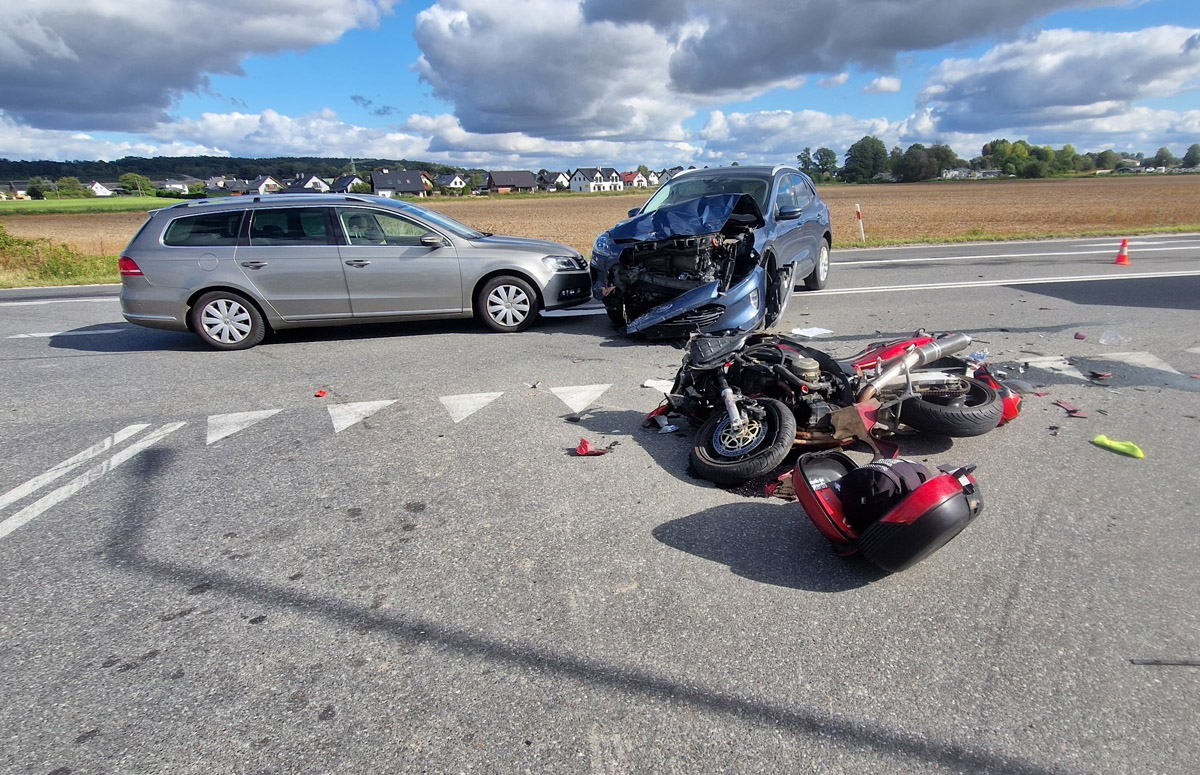 Zderzenie motocyklisty z samochodem osobowym w Strzegomiu [FOTO] 