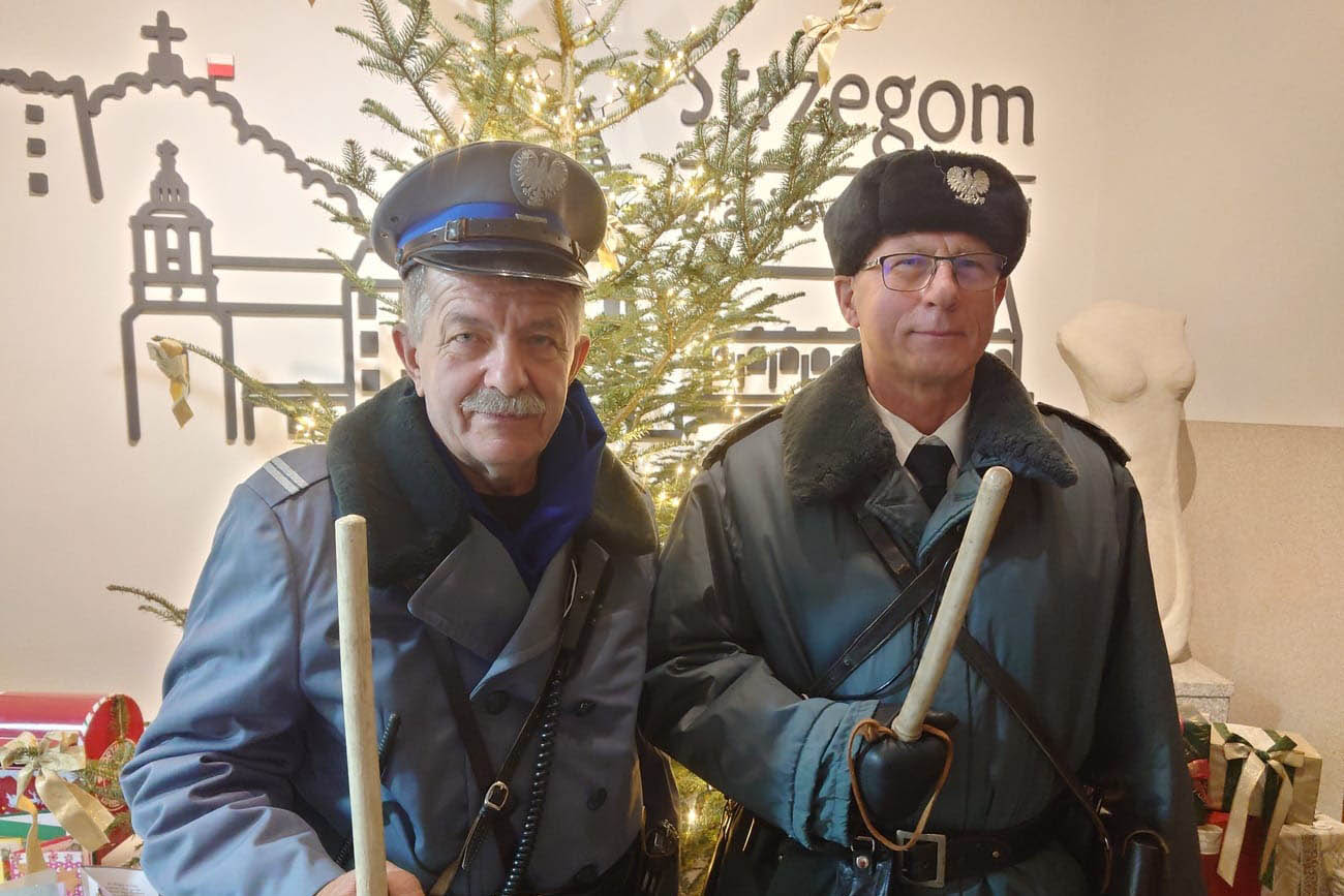 Milicjanci manifestowali pamięć historyczną pod strzegomskim magistratem [FOTO] 