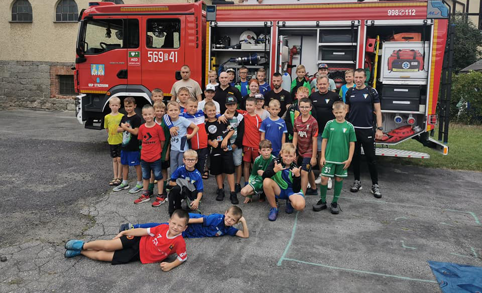 Młodzi piłkarze odwiedzili strażaków [FOTO] 