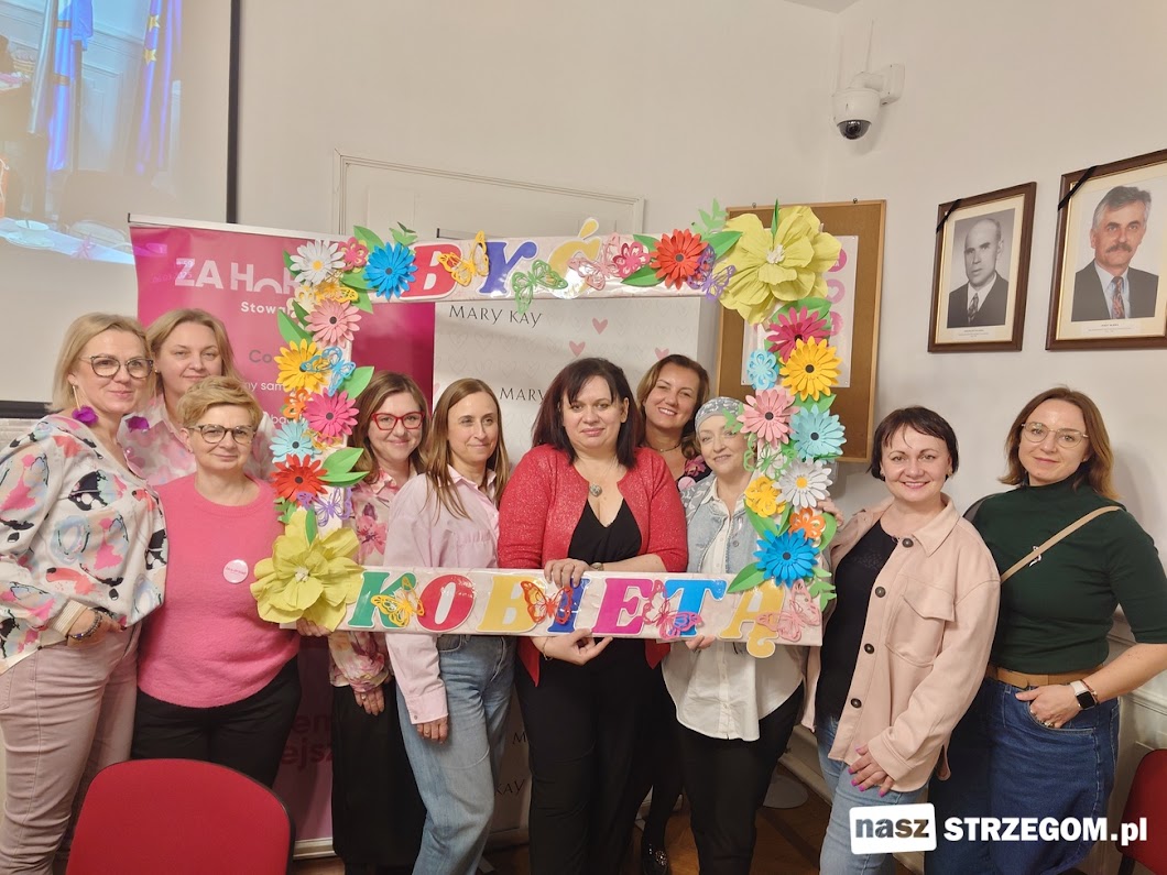Tulipany, radość i wzruszenia podczas spotkania z okazji Dnia Kobiet w strzegomskim magistracie [FOTO] 