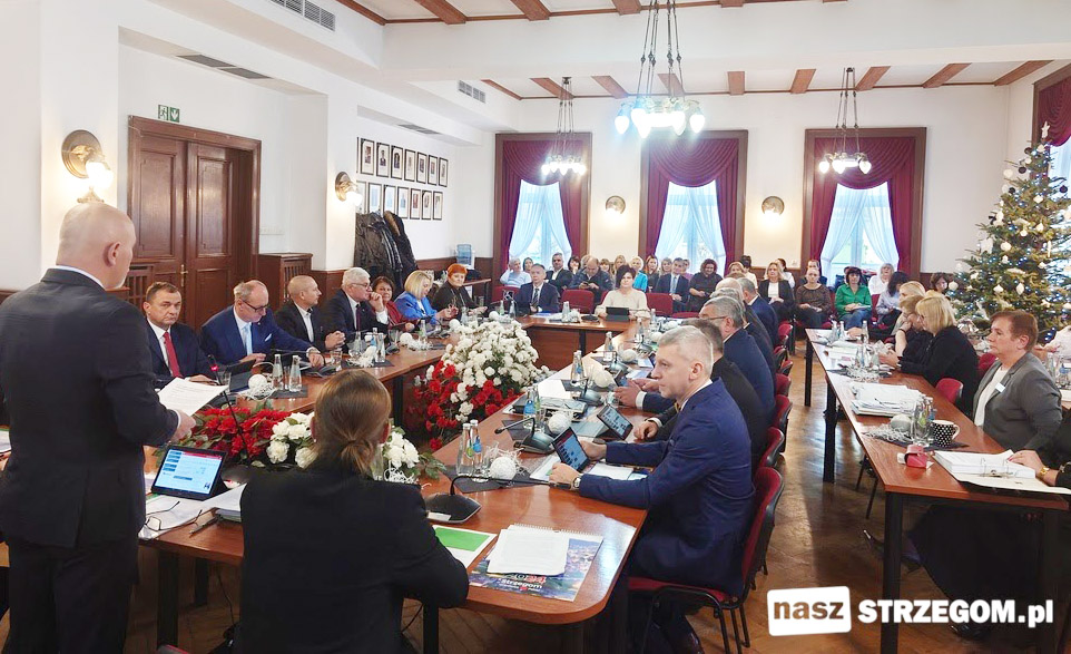 Strzegomscy radni jednogłośnie przyjęli uchwałę budżetową na 2024 rok. W planach jest ponad 45 mln zł na inwestycje [FOTO]  