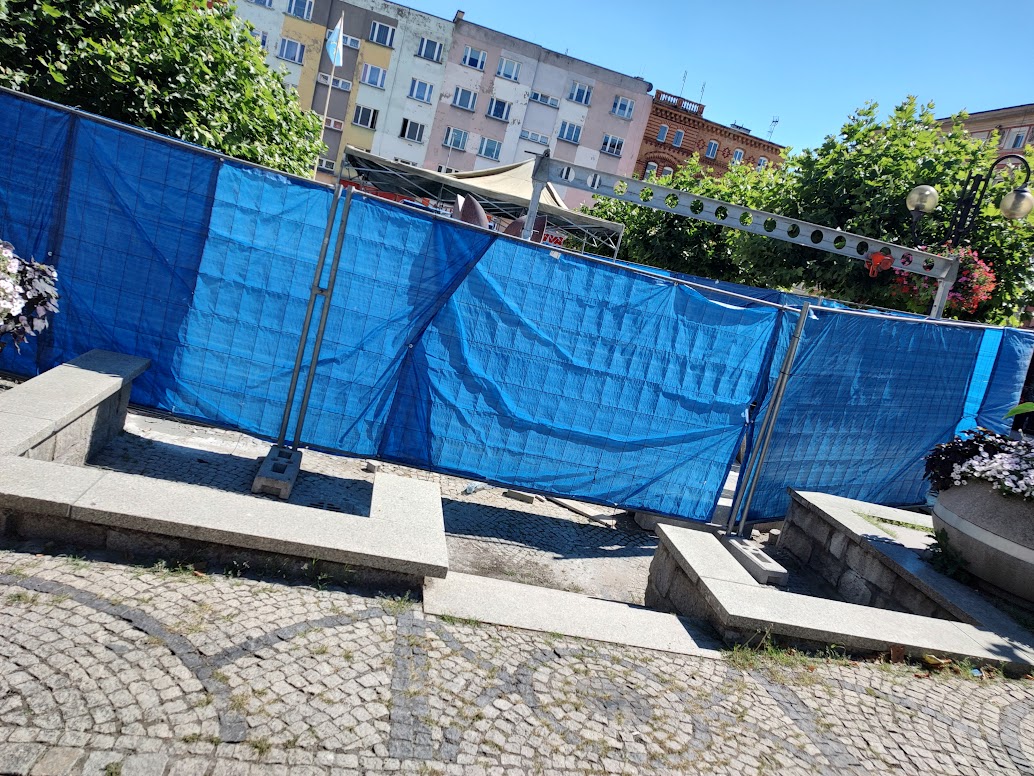 Strzegomski wodotrysk znowu za niebieskim parawanem [FOTO] 