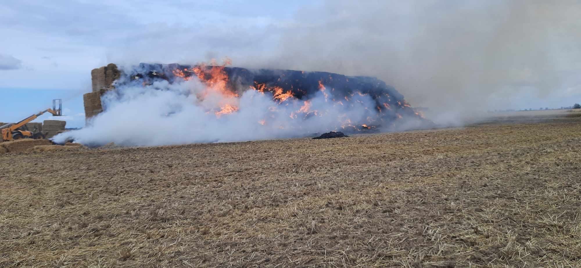 Pożar sterty słomy w Niedaszowie. Strażacy z gminy Strzegom w akcji! [FOTO] 