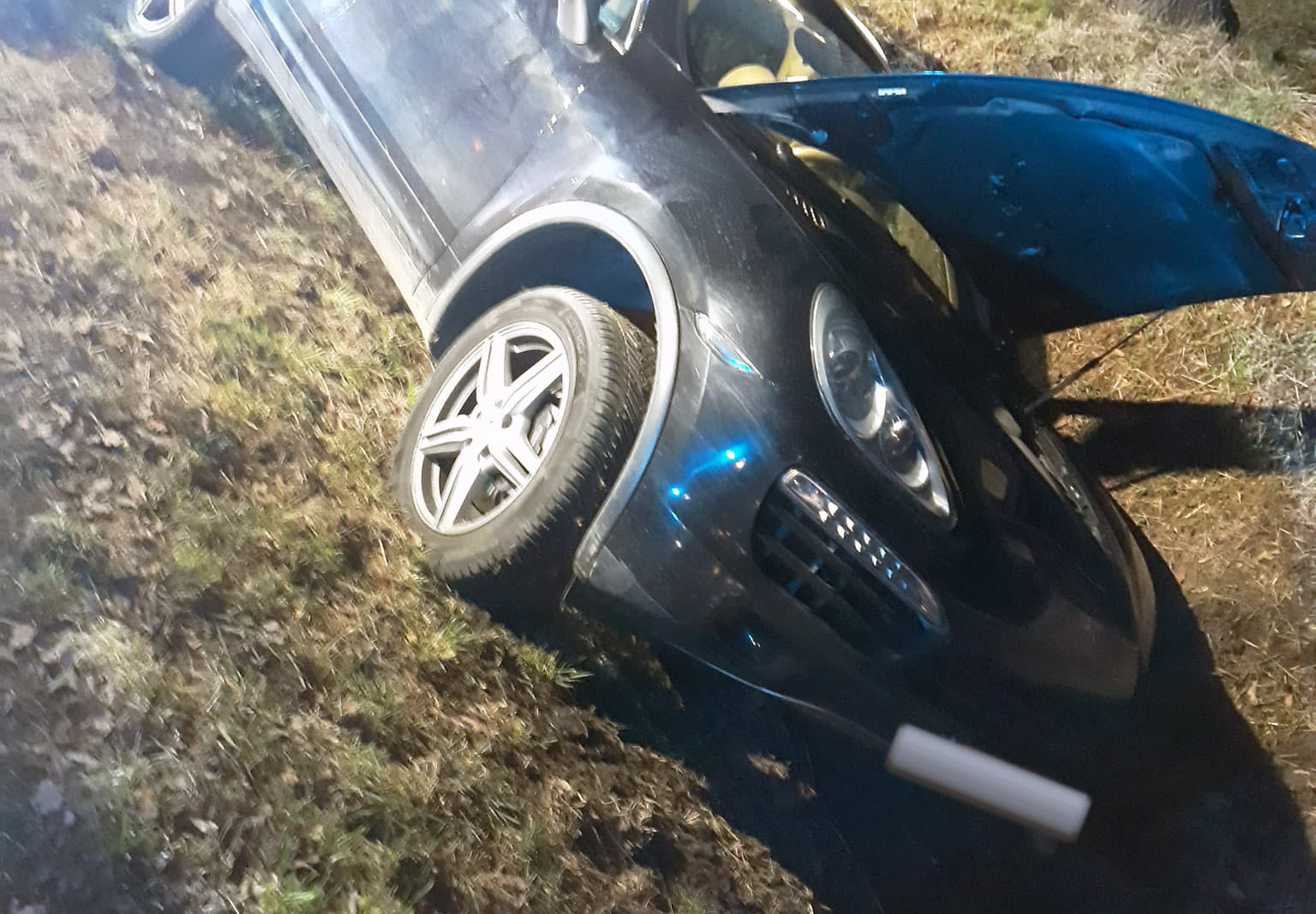 Nietrzeźwa 65-latka jazdę zakończyła w przydrożnym rowie [FOTO] 