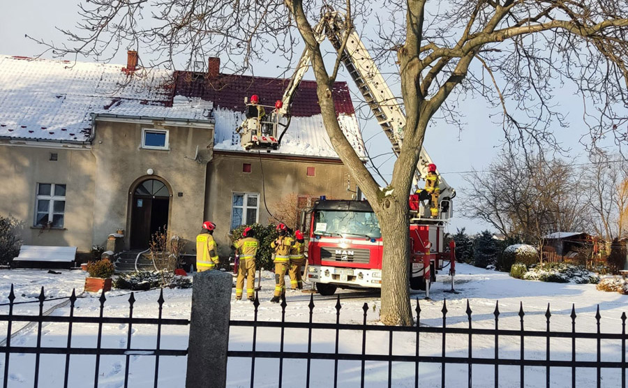 Mieszkańcy mogli stracić dach nad głową. Strażacy interweniowali w Morawie [FOTO] 