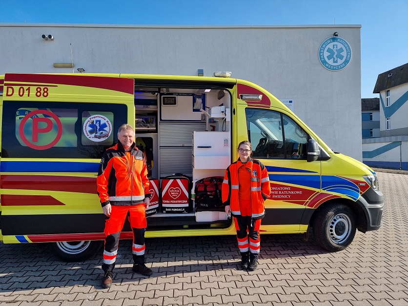 Nowe karetki i wsparcie od WOŚP w rękach lokalnych ratowników medycznych [FOTO] 