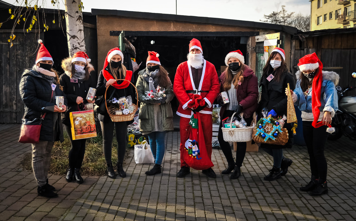 Mikołaje i aniołki pracują, a strażacy  pompują dla Amelki [FILM+FOTO] 