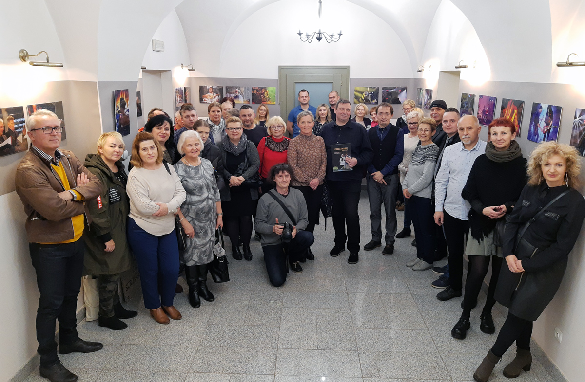 143 artystów na jednej wystawie [FOTO+FILM] 