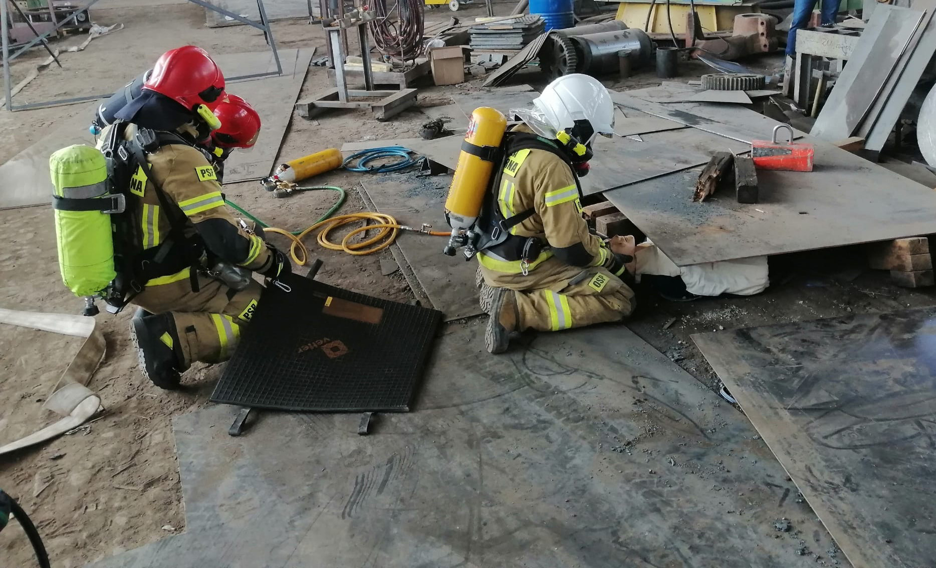 Wybuch butli z acetylenem w jaroszowskim zakładzie. Na szczęście to tylko ćwiczenia [FOTO] 