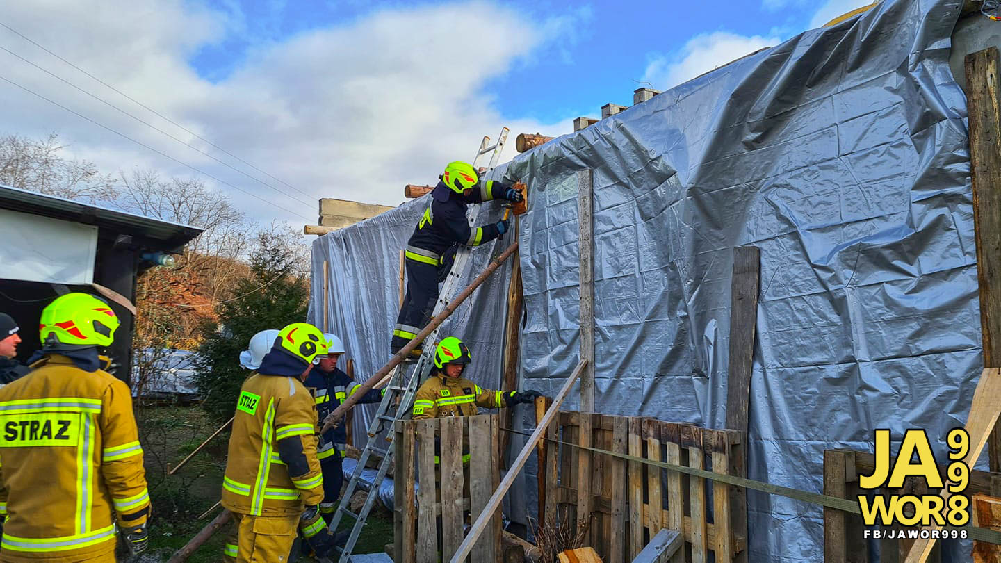Z budynku mieszkalnego w Kostrzy zerwało dach! [FOTO] 