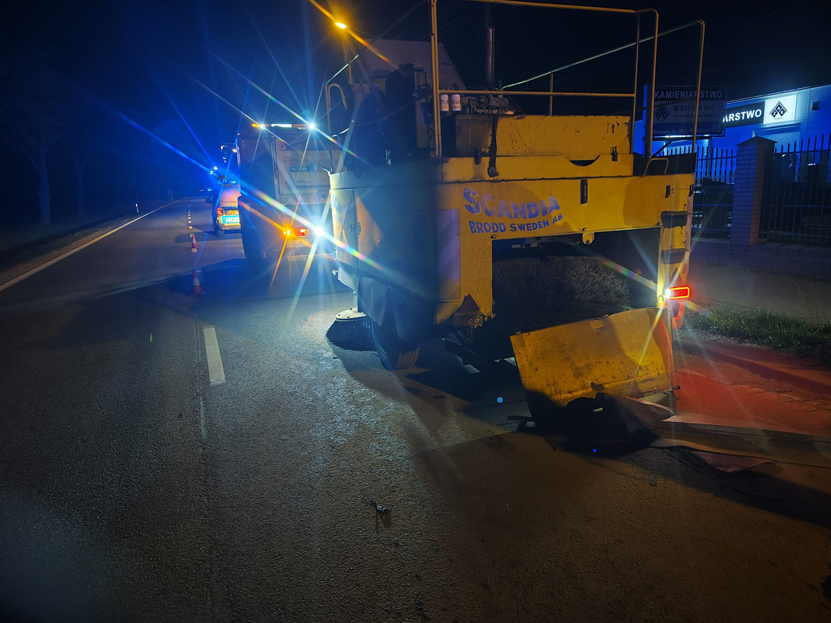 Nocna kolizja z uliczną zamiatarką [FOTO] 