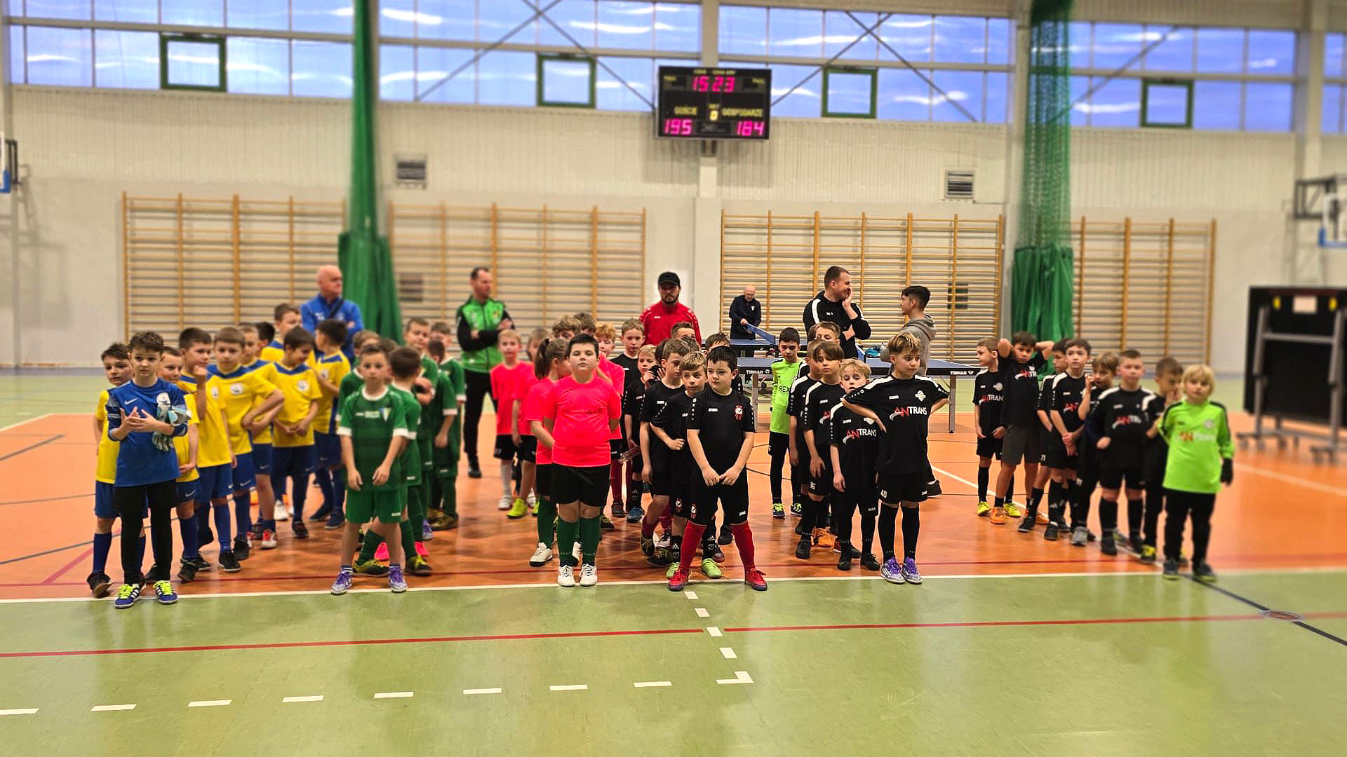 Młodzi piłkarze w akcji. Świąteczny turniej halowy w Strzegomiu [FOTO] 