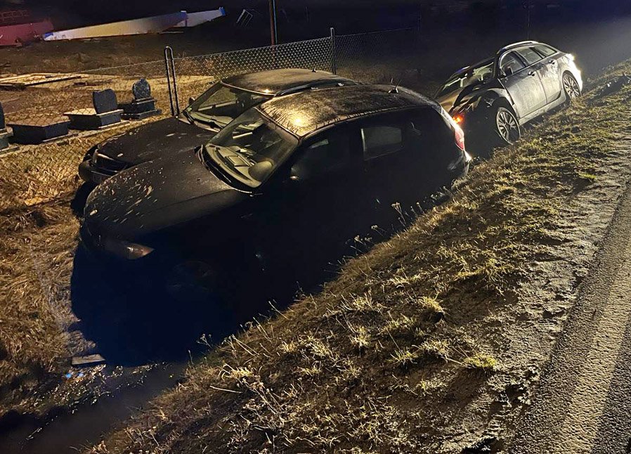 Nocne zderzenie trzech pojazdów w pobliżu Strzegomia [FOTO] 