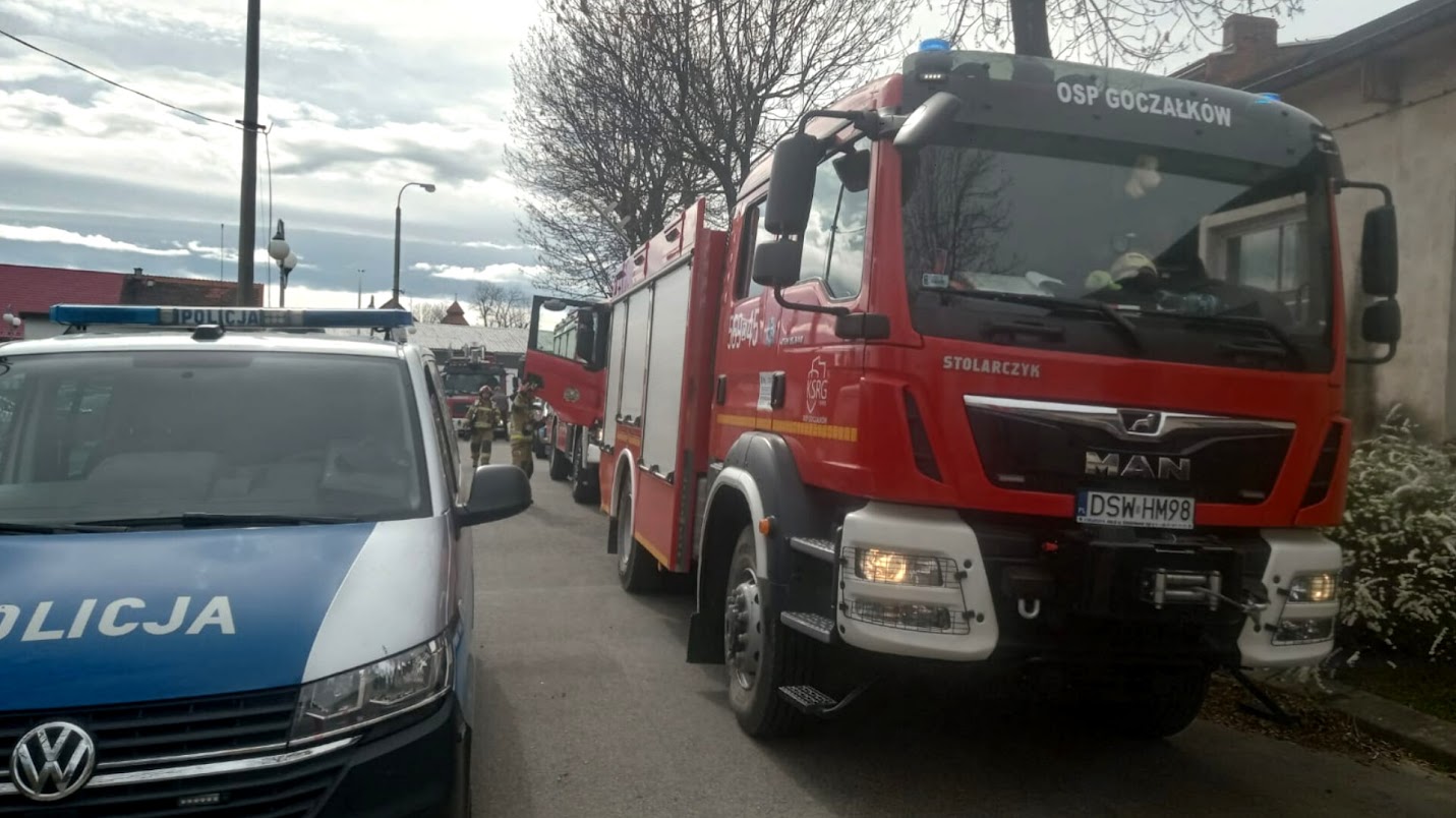 Pożar drewnianych palet postawił na nogi osiem zastępów straży pożarnej [FOTO] 