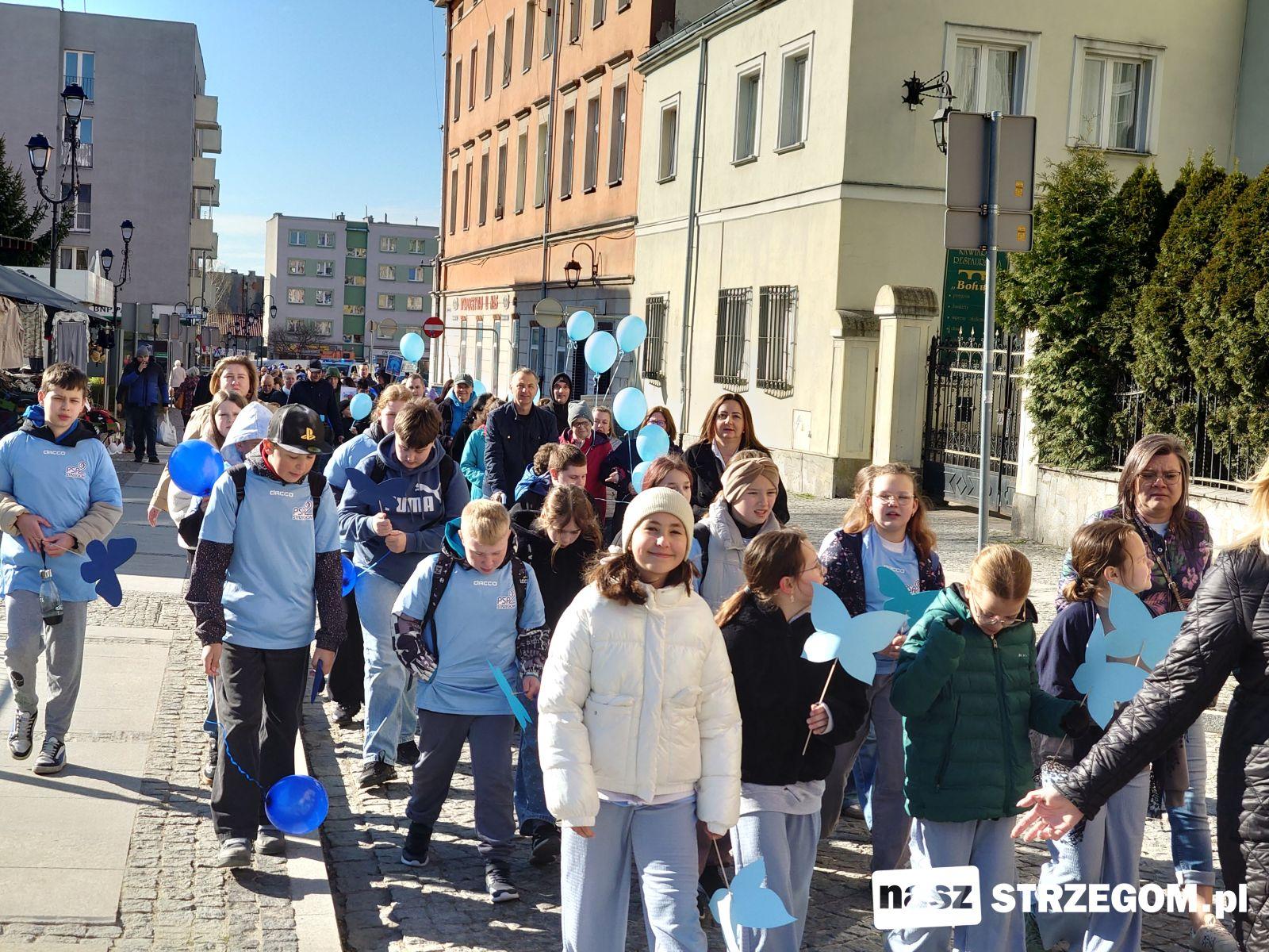 Niebieski marsz dla autyzmu przeszedł ulicami Strzegomia [FOTO] 