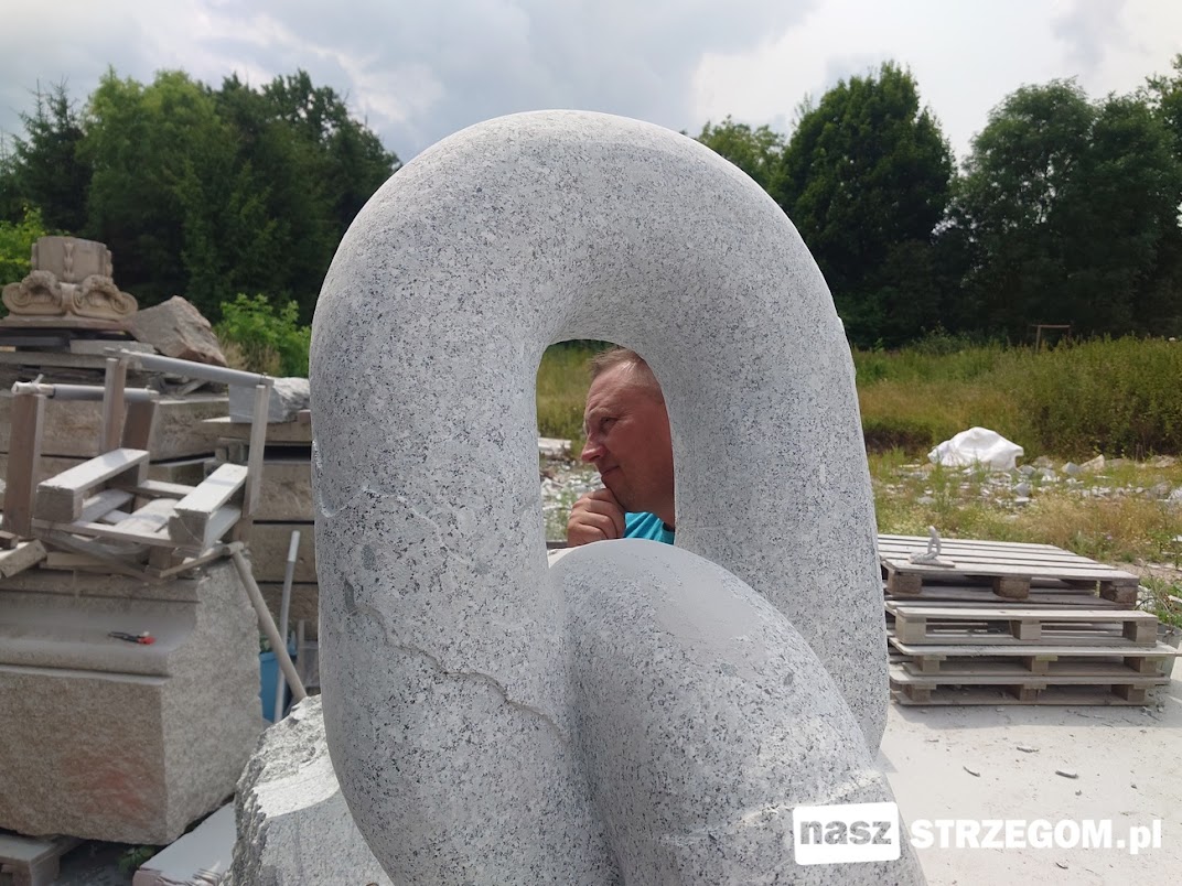 „Azyl”, „Ciąg zdarzeń” i tajemnica Noski – rzeźbiarskie opowieści z Biennale Rzeźby w  Strzegomiu [FOTO] 