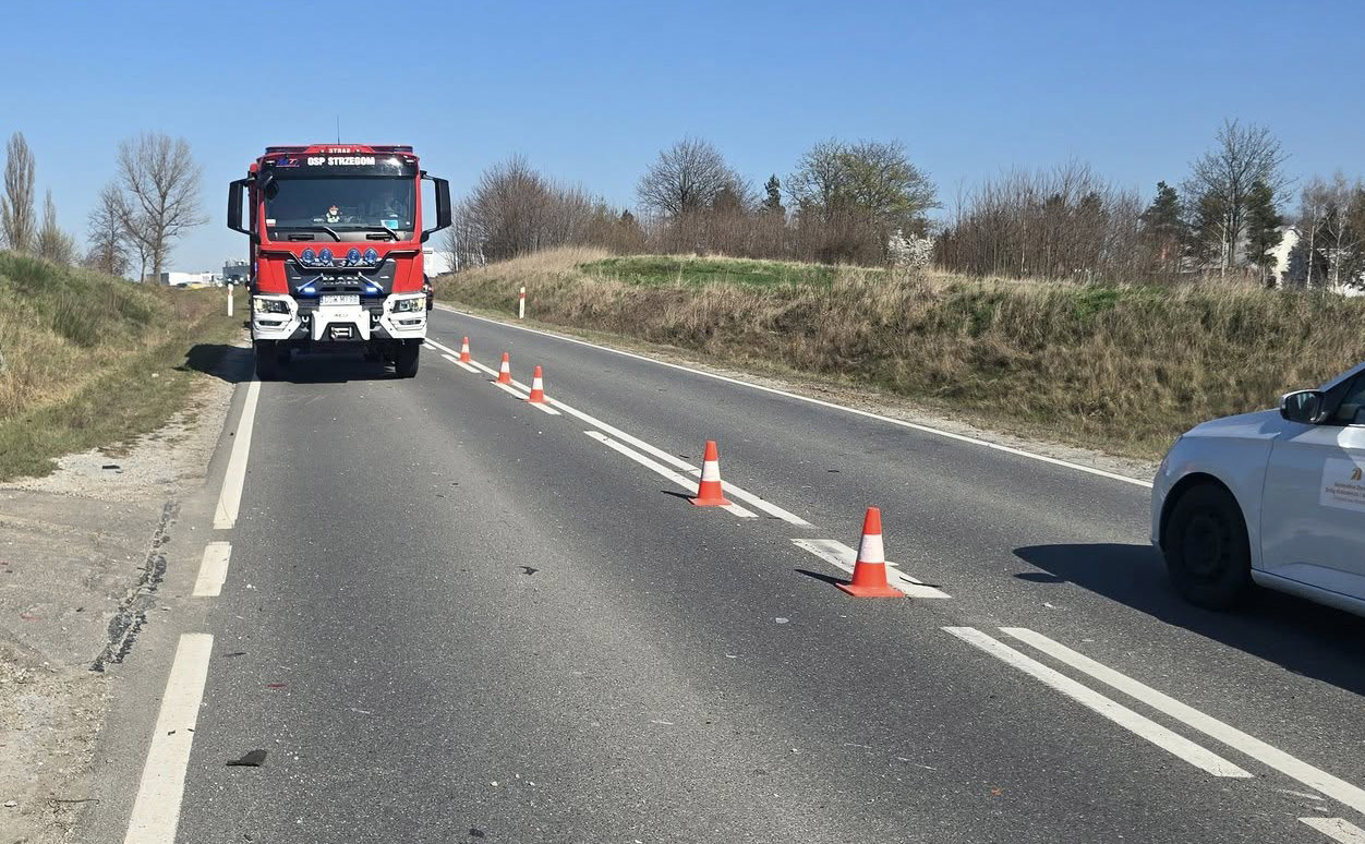 Zderzenie samochodu osobowego z ciężarowym na krajowej „piątce” w Strzegomiu [FOTO] 