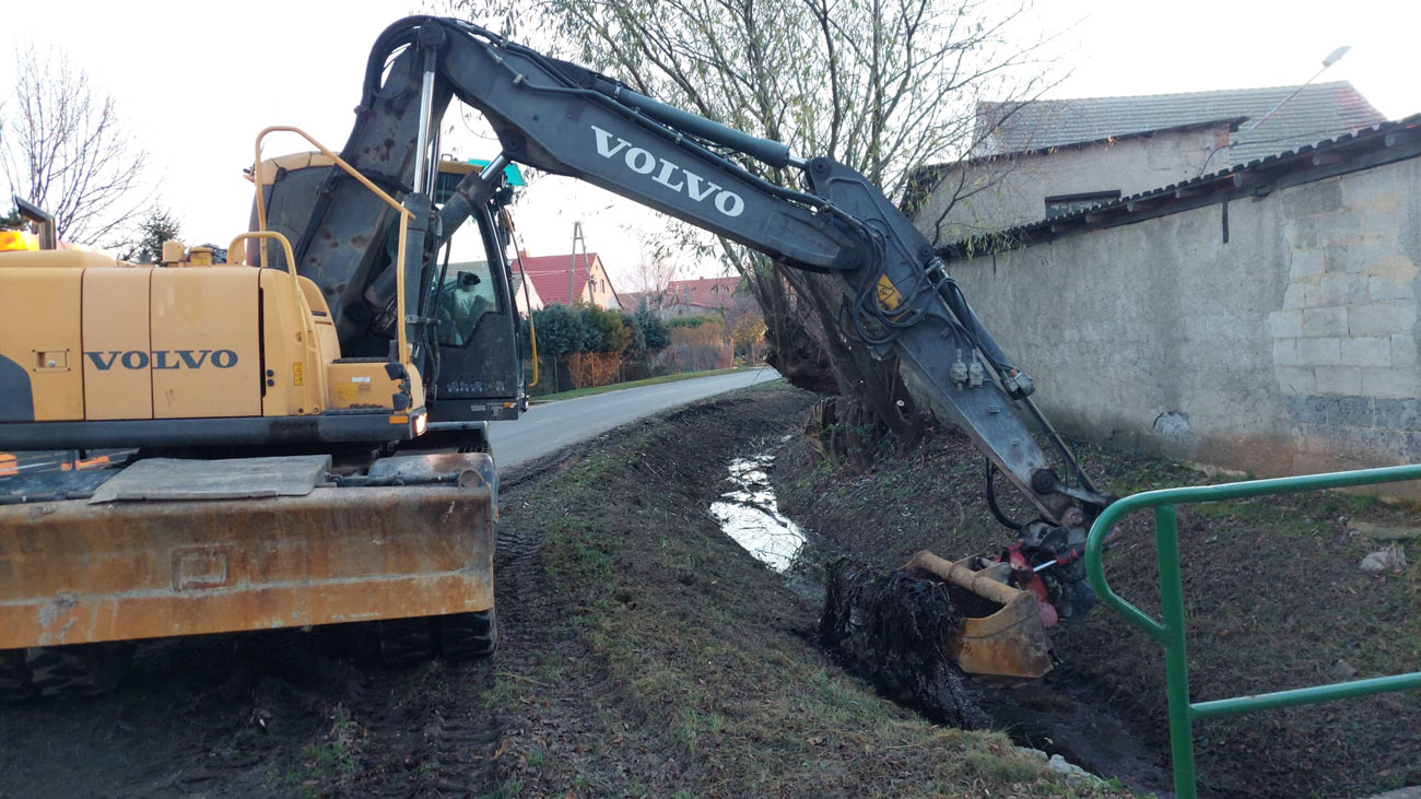 Trwa czyszczenie cieków wodnych w gminie Strzegom [FOTO] 