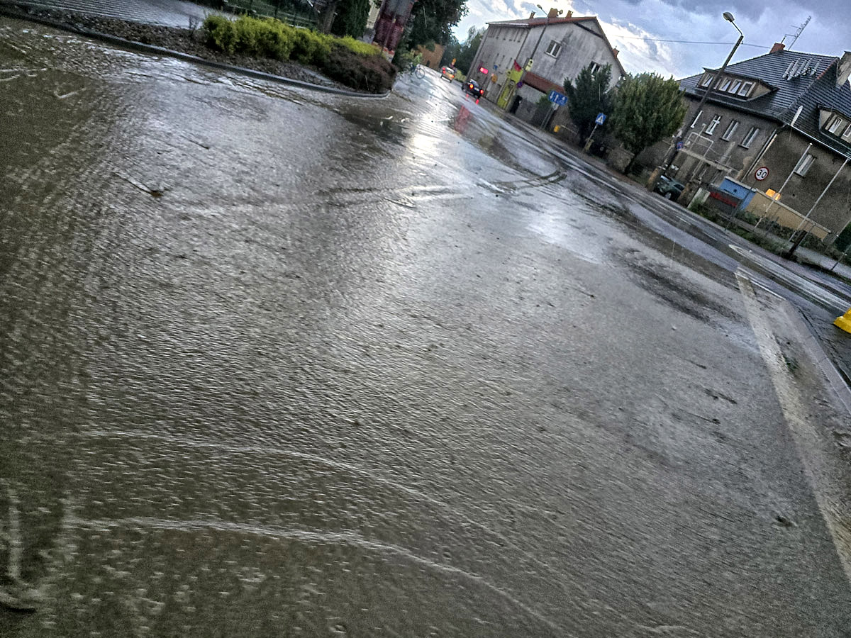 Synoptycy ostrzegają przed intensywnymi opadami deszczu w powiecie świdnickim 