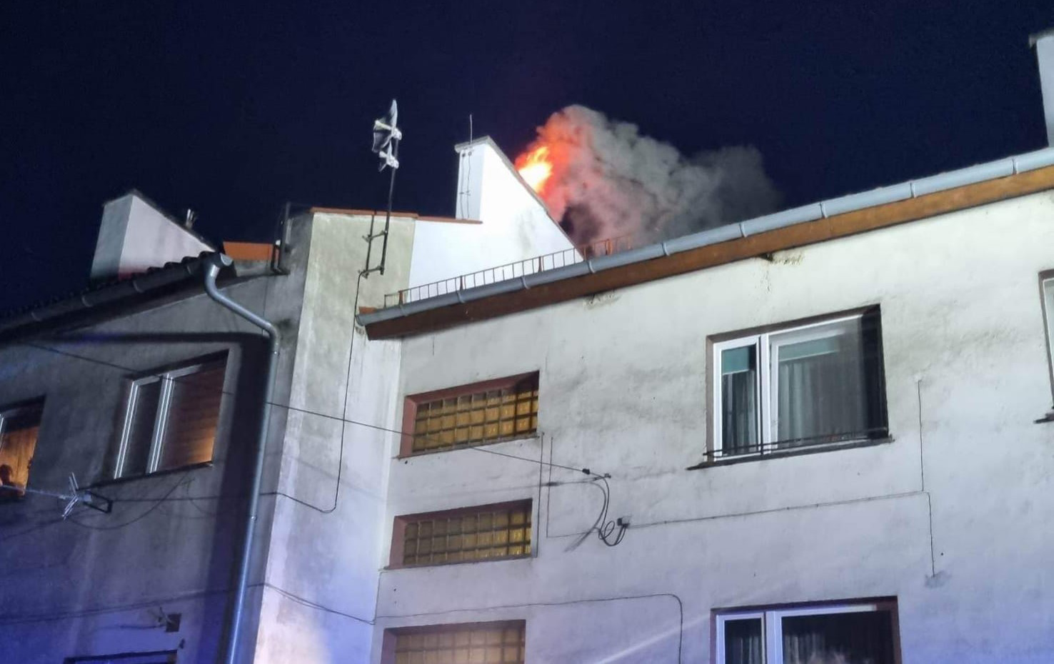 Buchający ogień z komina przyczyną interwencji strażaków w Jaroszowie [FOTO] 