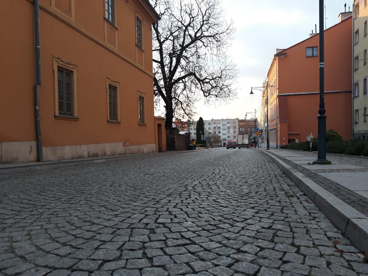 Mężczyzna dźgnięty nożem w centrum miasta 