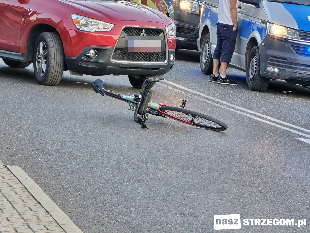  Zderzenie rowerzysty z osobówką w Strzegomiu [FOTO] 